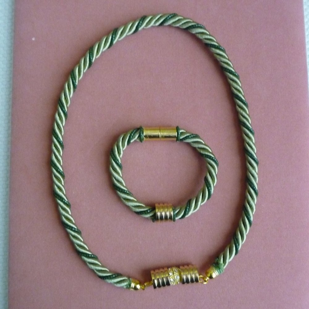 Handmade necklace & bracelet by booj